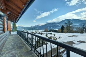 balcón con vistas a las montañas en Glocknerhaus, en Berg im Drautal