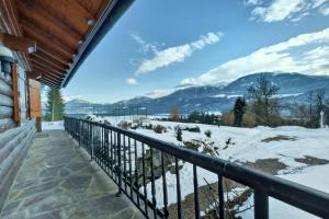 a balcony with a view of the mountains at Glocknerhaus in Berg im Drautal
