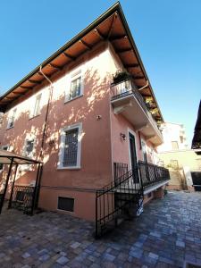 un edificio con balcone sul lato di B&B Ad Quintum Torino a Collegno