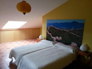 um quarto com duas camas e um quadro na parede em Hotel Rural La Casa del Tio Telesforo em Trescasas