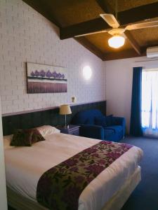 a bedroom with a bed and a window at Bakery Park Motor Inn in Tocumwal