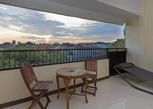 balcón con mesa, sillas y vistas en The Paica, en Denpasar