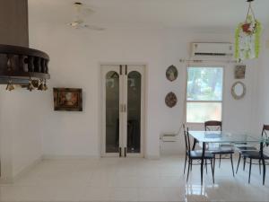 comedor con mesa y sillas en Private Luxury Beach Side Villa en Chennai
