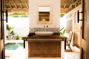 Ett badrum på The Mandana Villa Gili Air