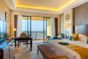 Your World International Conference Centre Hotel客房内的一张或多张床位