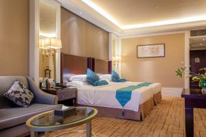 Your World International Conference Centre Hotel客房内的一张或多张床位