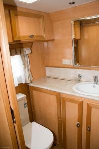 Kamar mandi di Longford Riverside Caravan Park