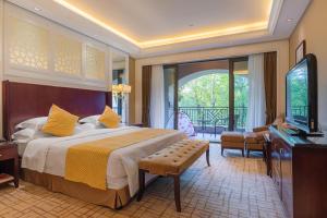 Your World International Conference Centre Hotel客房内的一张或多张床位