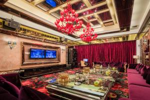 Your World International Conference Centre Hotel的电视和/或娱乐中心