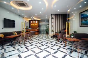 um restaurante com um piso xadrez preto e branco em HOÀNG LONG HOTEL em Ha Long