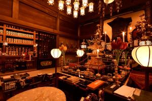 高野山高野山 宿坊 不動院 -Koyasan Shukubo Fudoin-的一间设有灯光和蜡烛酒吧的客房