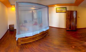 un grande acquario in una stanza con pavimento in legno di Sea Front Beach Huts a Patnem