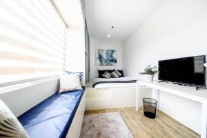 ein kleines Wohnzimmer mit Sofa und Fernseher in der Unterkunft 1075 Dormitel in Cebu City