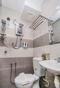 La salle de bains est pourvue de toilettes et d'un lavabo. dans l'établissement DCozy Hotel, à Perai