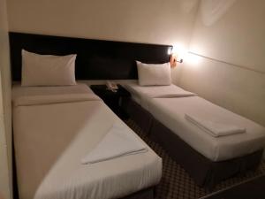 Postel nebo postele na pokoji v ubytování Hotel Sri Sutra PJ 222