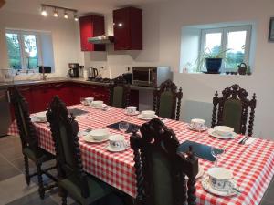 una mesa con un mantel a cuadros rojo y blanco en La Petite Houssaye en Villiers-Fossard