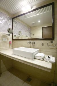Ein Badezimmer in der Unterkunft Hotel Emerald