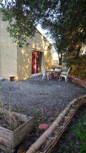 een patio met een tafel en stoelen voor een huis bij LE RESPECHAT in Saint-Christol-lès-Alès