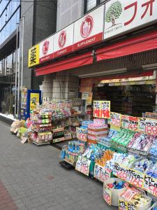 un magasin avec une exposition de nourriture dans une rue dans l'établissement 中川西 地下鉄今里駅一戸建 Samurai House Guest House Imazato 難波直通 最大7名, à Osaka