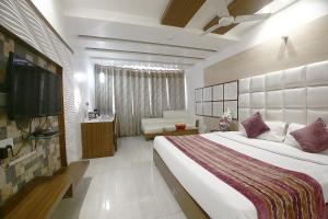 Ein Bett oder Betten in einem Zimmer der Unterkunft Hotel Emerald