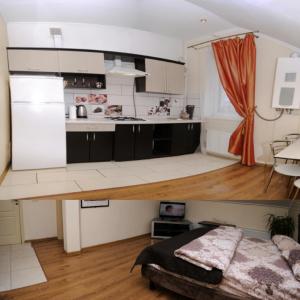 Una pequeña cocina con una cama en una habitación en Залізнична 49 "Хочу ЦЮ!", en Ivano-Frankivsk