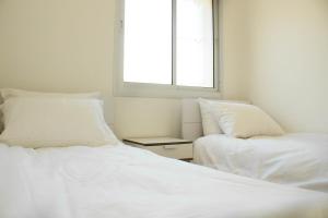 Salma apartments By Ahlan Hospitality房間的床