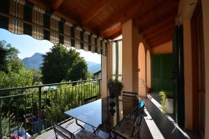 GrantolaにあるResidence Bosco Soleの景色を望むバルコニー(テーブル、椅子付)