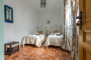 A bed or beds in a room at Casa Rural Castillo de Segura