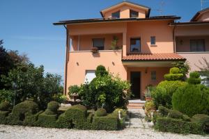 a house with a garden in front of it at Villa di agricoltori in San Costanzo