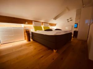 ein Schlafzimmer mit einem großen Bett in einem Zimmer in der Unterkunft Bergelemente in Schönau am Königssee
