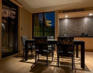 uma sala de jantar com uma mesa e cadeiras e uma janela em Campton Kiyomizu Vacation Rental em Quioto