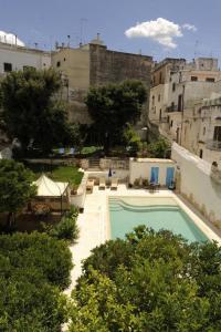 een uitzicht over een zwembad op een gebouw bij Palazzo Altavilla in Ostuni