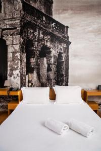 Una cama con dos almohadas encima. en Aire Hotel & Ancient Baths, en Almería