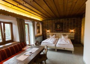 A bed or beds in a room at Landhaus Griessee