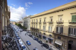 a busy city street with cars parked on the street at Cavour Il Conte Camillo in Palermo