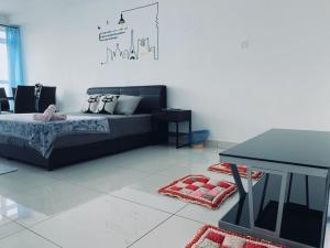 ein Schlafzimmer mit einem Bett und einem Tisch darin in der Unterkunft Offer Best Value Studio KSL Residences Daya in Johor Bahru
