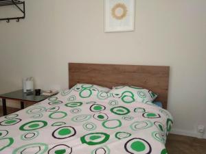 Posteľ alebo postele v izbe v ubytovaní Prime Location Bright Studio City center Super 5G Wifi 200Mbps with32''TV