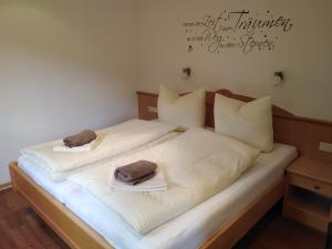 een bed met twee handdoeken erop bij Ferienwohnung Geisler in Hippach