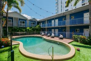 una piscina frente a un edificio de apartamentos en Bounce Cairns en Cairns