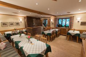 een restaurant met tafels en stoelen in een kamer bij Landhaus Griessee in Obing