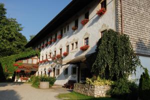un bâtiment avec des boîtes de fleurs sur son côté dans l'établissement Landhaus Griessee, à Obing