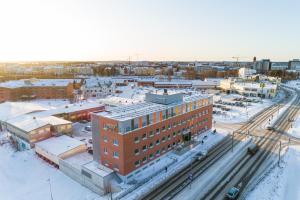 uma vista aérea de uma cidade na neve em GreenStar Hotel Vaasa em Vaasa
