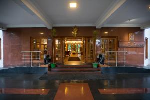 un vestíbulo de un edificio con escaleras y un pasillo en Hotel Kodai International en Kodaikānāl
