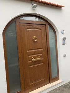 uma porta de madeira com uma janela arqueada num edifício em La casa di Nonna Rosa em Sant'Agnello
