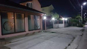 un estacionamiento vacío frente a un edificio por la noche en Vila Dora, en Costinesti