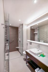 Ванная комната в Hyatt Place Dubai Wasl District Residences