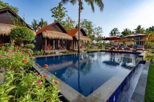 una foto di una piscina in un resort di Arjuna Bungalow a Nusa Penida