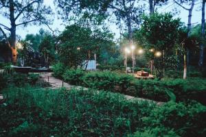 Jardín al aire libre en Sum Villa Homestay Mang Den