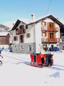 Una moto de nieve está estacionada frente a una casa en Lauson, en Cogne