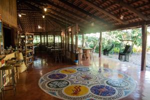 卡瓦爾坎特的住宿－Pousada Aruana，一间铺有彩色瓷砖的桌子的房间